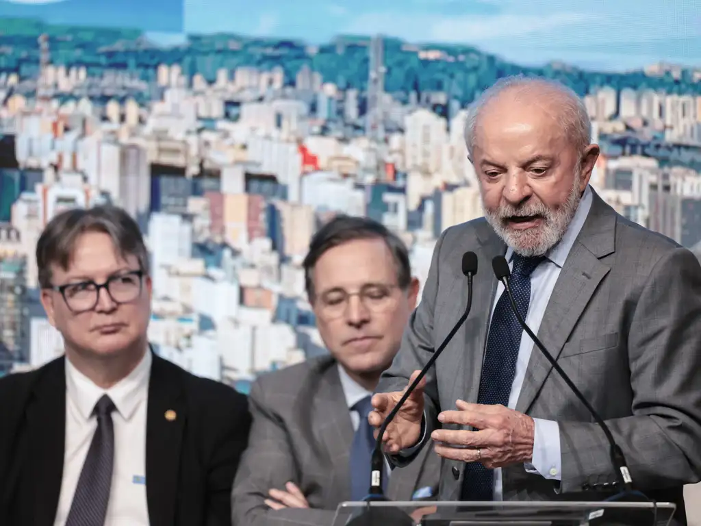 Lula anuncia programa de habitação para classe média