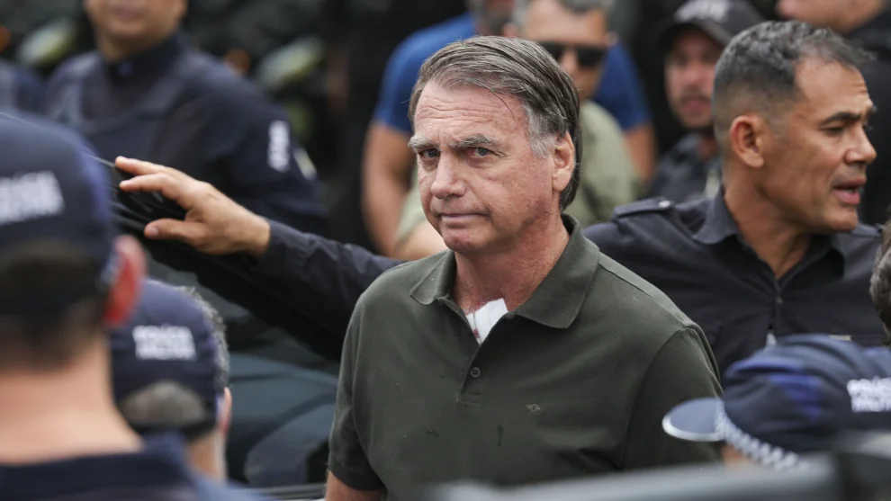 Moraes determina início da pena de Bolsonaro; ex-presidente segue na PF de Brasília