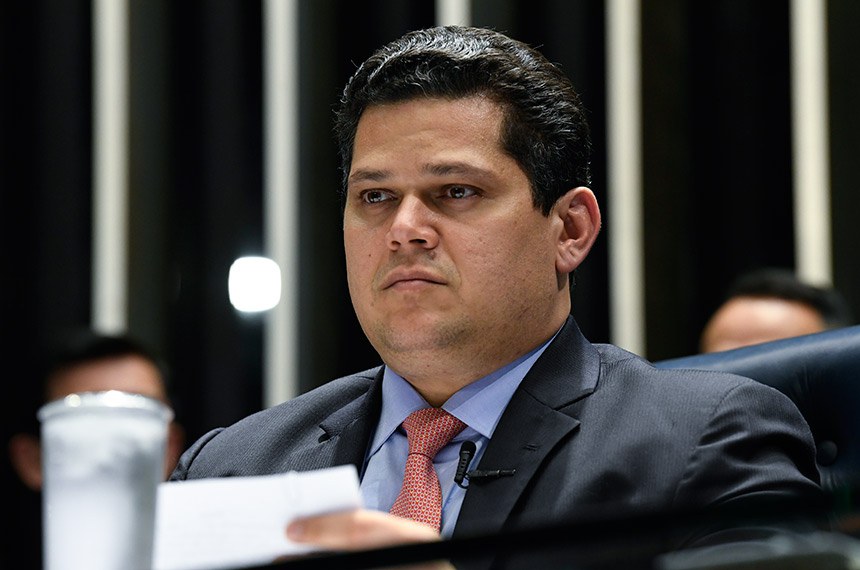 Após gesto de Messias, Alcolumbre diz que indicação ao STF será analisada “no momento oportuno”