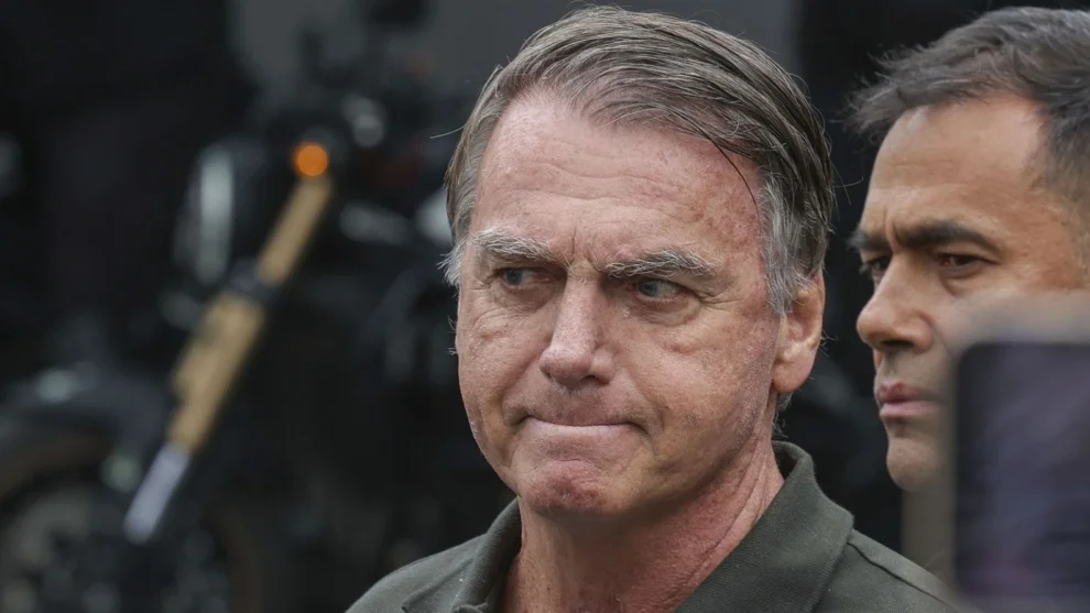 Defesa se antecipa e pede prisão domiciliar para Bolsonaro antes de possível ordem de captura