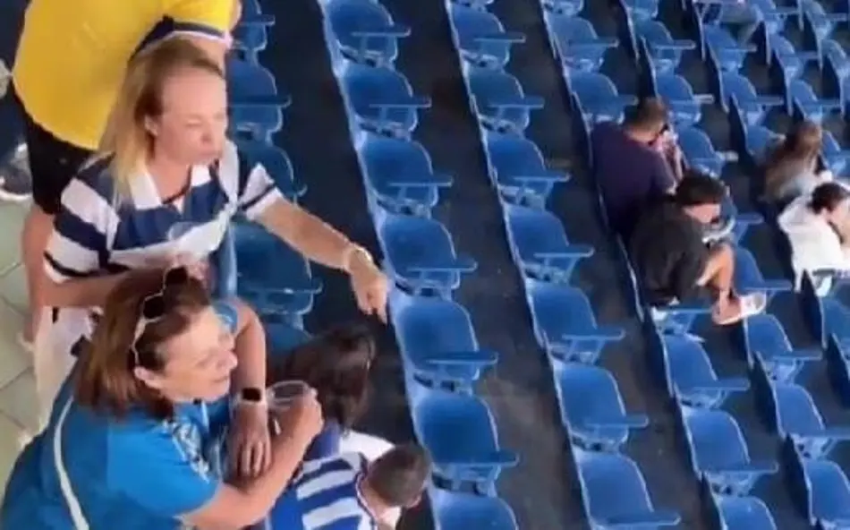 “Olha a tua cor”: torcedora do Avaí é identificada após agressões no estádio