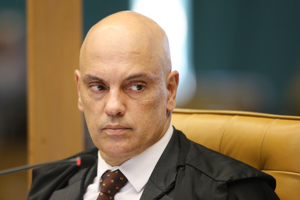 Oposição articula pedido de impeachment de Moraes e mira CPMI do Banco Master
