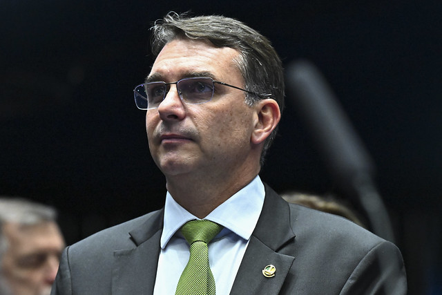 Após falar em “preço” para desistir, Flávio Bolsonaro recua e diz que candidatura é ‘irreversível’