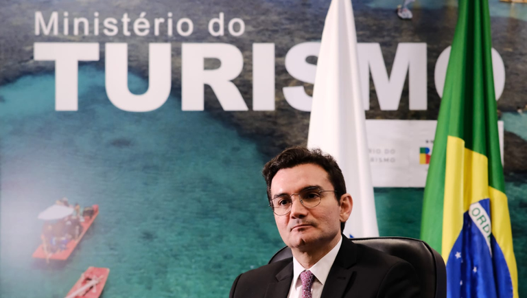 Lula confirma saída de Celso Sabino do Turismo e abre disputa pela sucessão