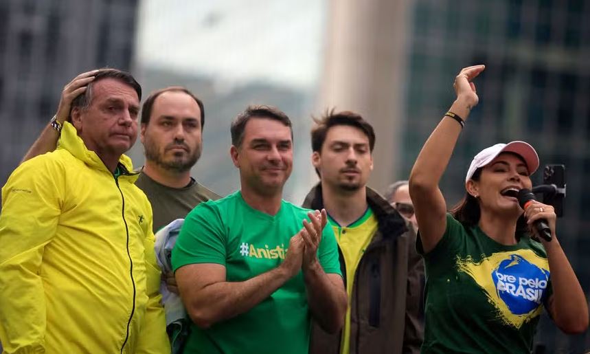 Críticas dos filhos expõem racha entre Michelle e núcleo Bolsonaro