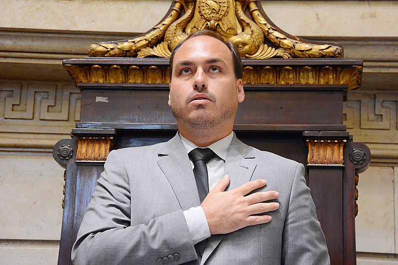 Carlos Bolsonaro renuncia à Câmara do Rio e prepara candidatura ao Senado por SC