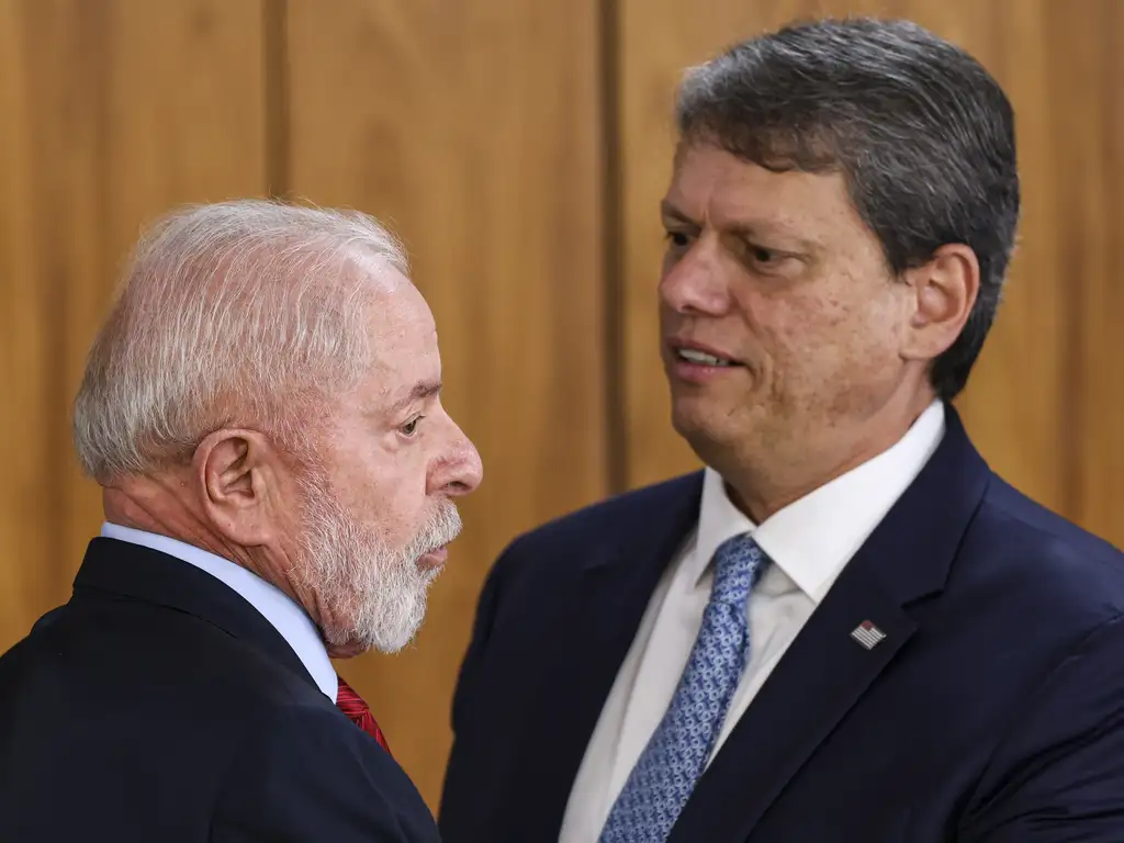 Esquerda, extrema-direita e direita tradicional em movimento para 2026