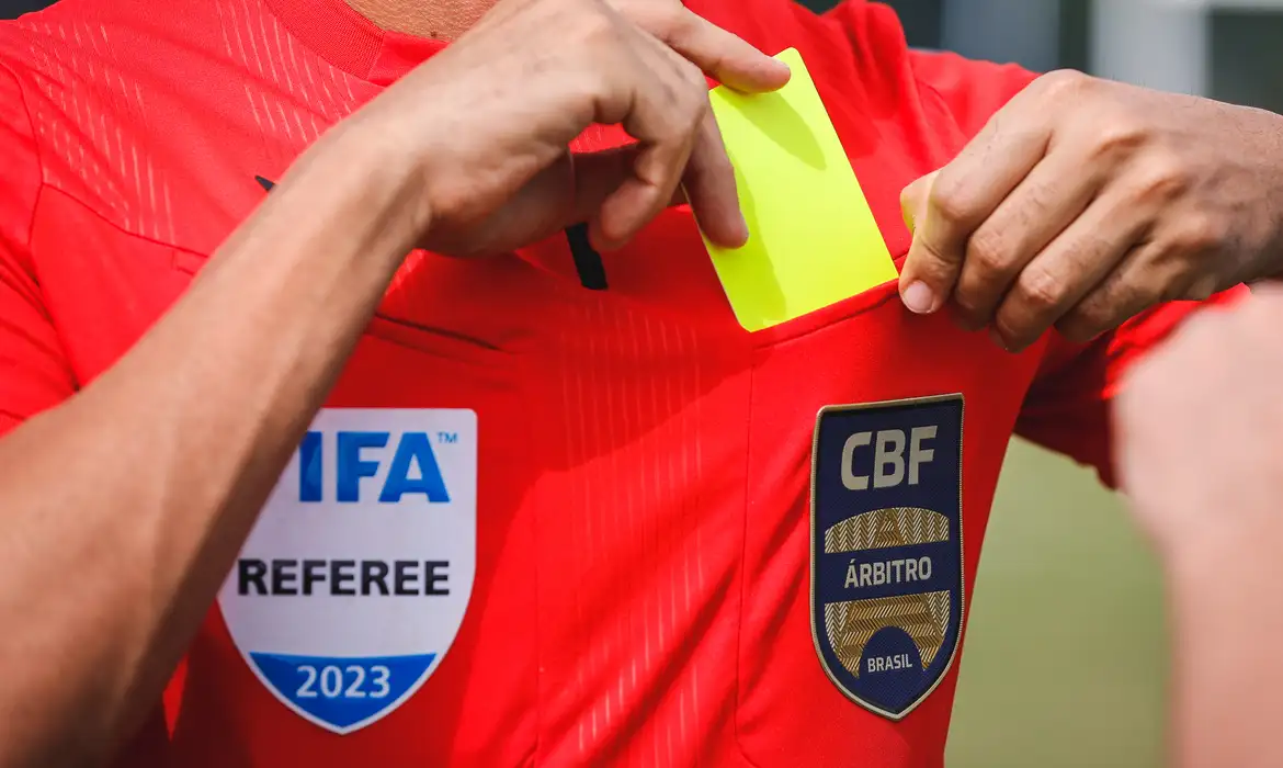 CBF lança programa de profissionalização da arbitragem e cria grupo de elite para o Brasileirão