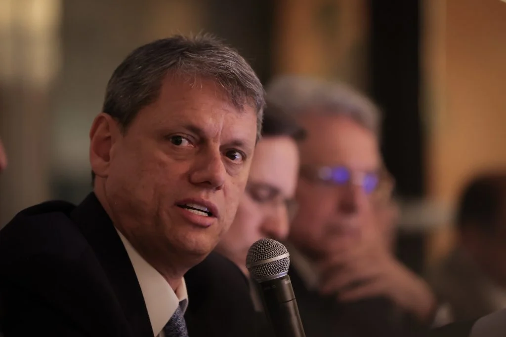 “Cara de pau”: Gleisi enquadra discurso moral de Tarcísio e expõe vínculos com o Banco Master