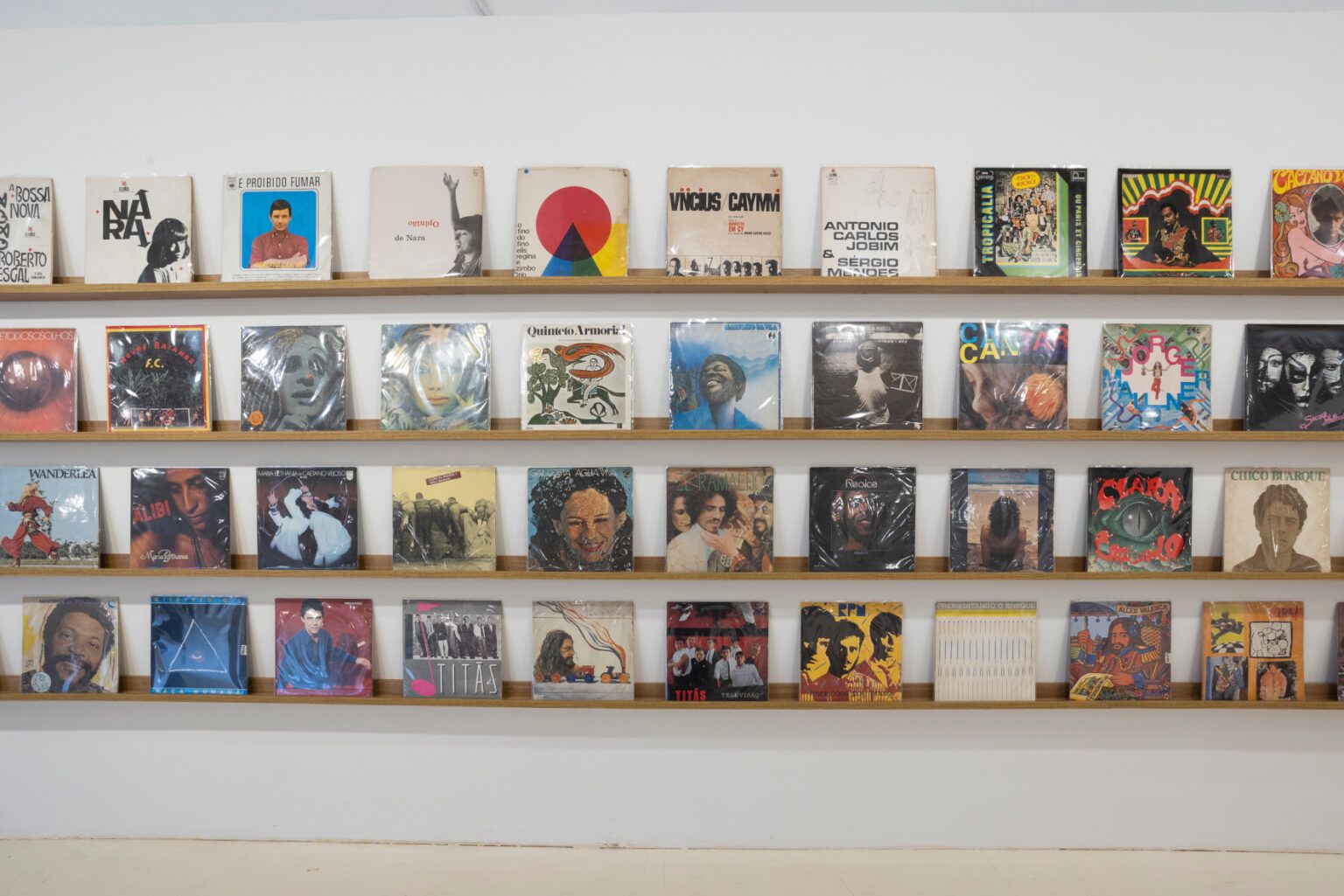 Itaú Cultural transforma capas de vinil em exposição sobre arte gráfica brasileira