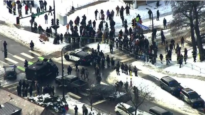 Minneapolis protesta após morte de cidadã dos EUA pela polícia imigratória