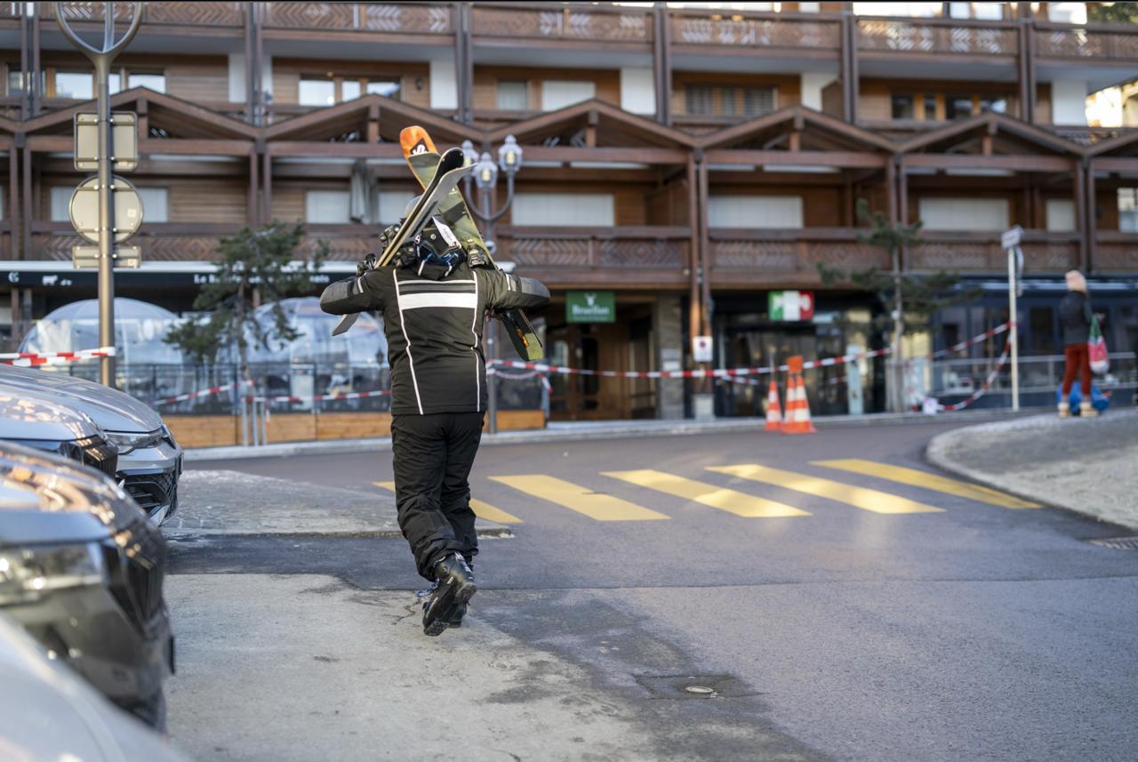 Autoridades suíças enfrentam desafio para identificar vítimas de incêndio em bar