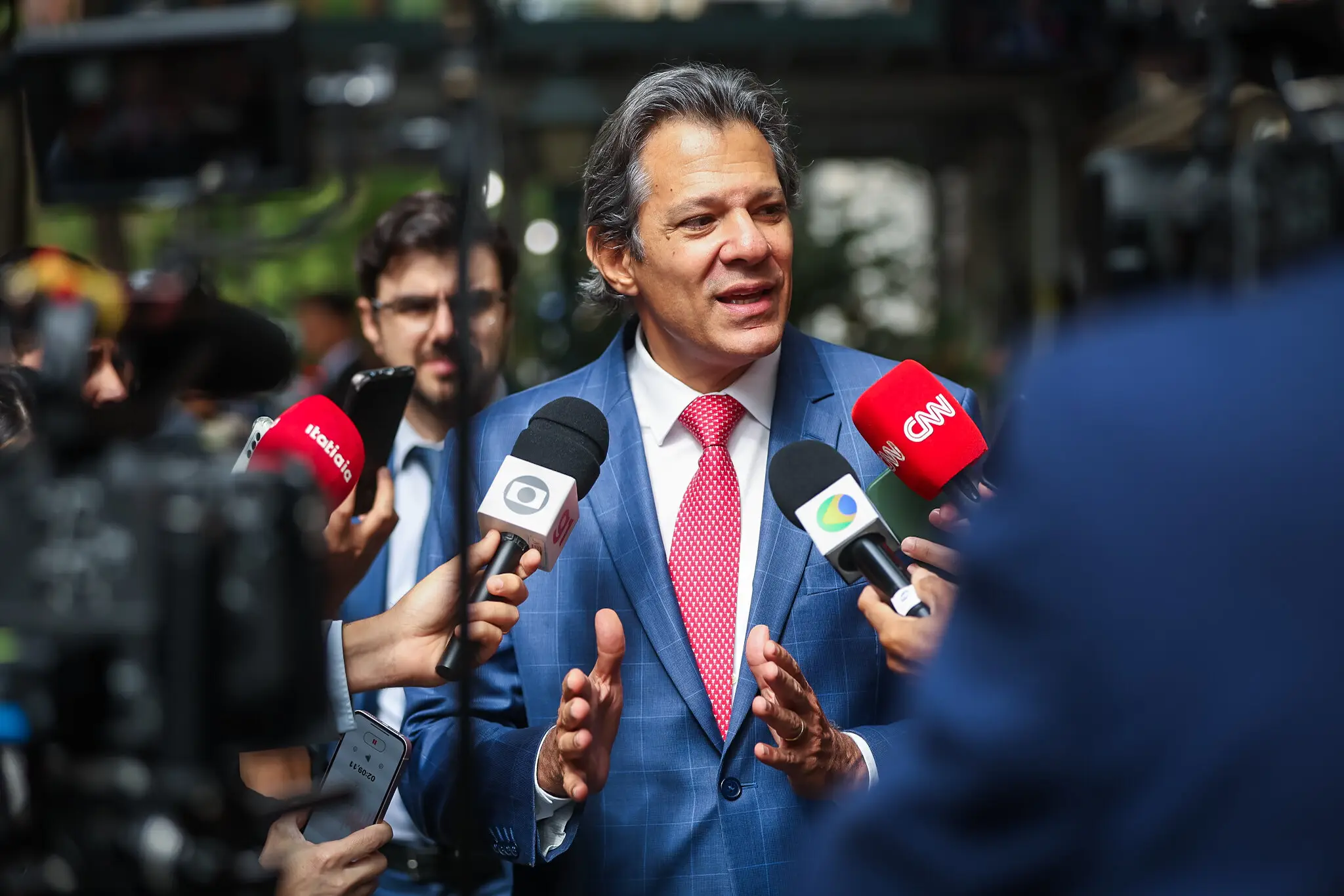 Haddad sinaliza revisão da privatização da Sabesp na disputa por SP