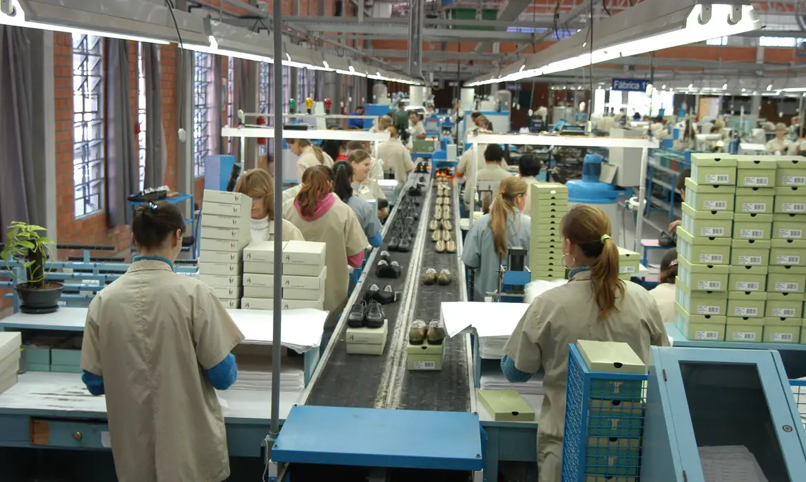 Indústria fatura 4,9% mais em fevereiro, mas continua em queda anual