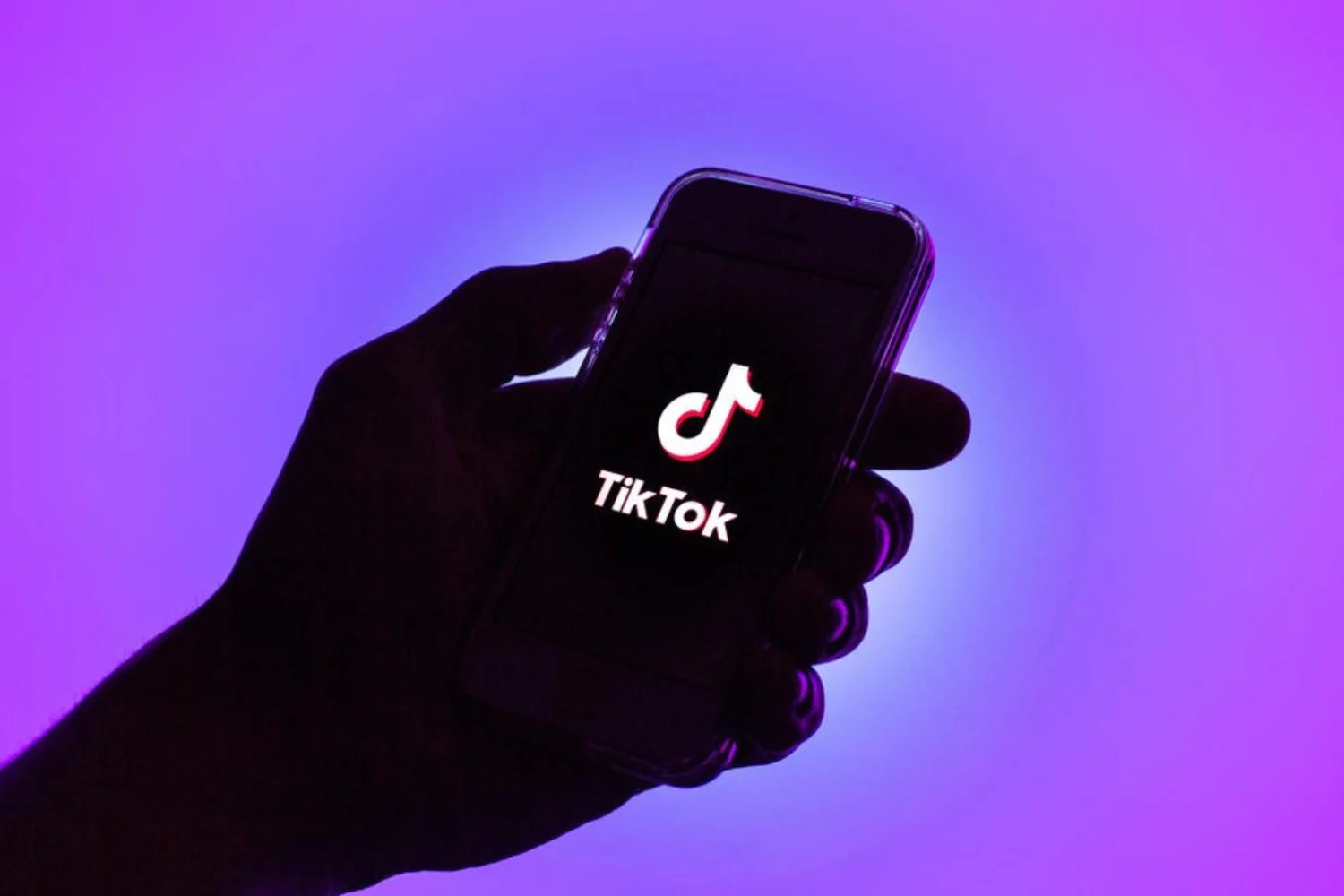 Pressão dos EUA força venda do TikTok e redefine controle da plataforma no país