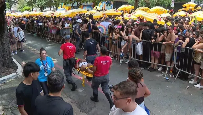 Dispersões com gás, mata-leão e agressões a ambulantes marcam carnaval de rua em São Paulo