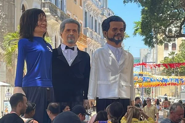 Wagner Moura e Kleber Mendonça Filho viram bonecos gigantes no Carnaval de Olinda