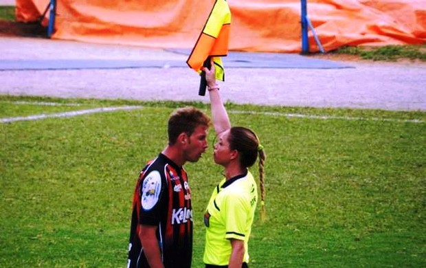 Racismo e misoginia recolocam o futebol no centro do debate sobre violência e preconceito