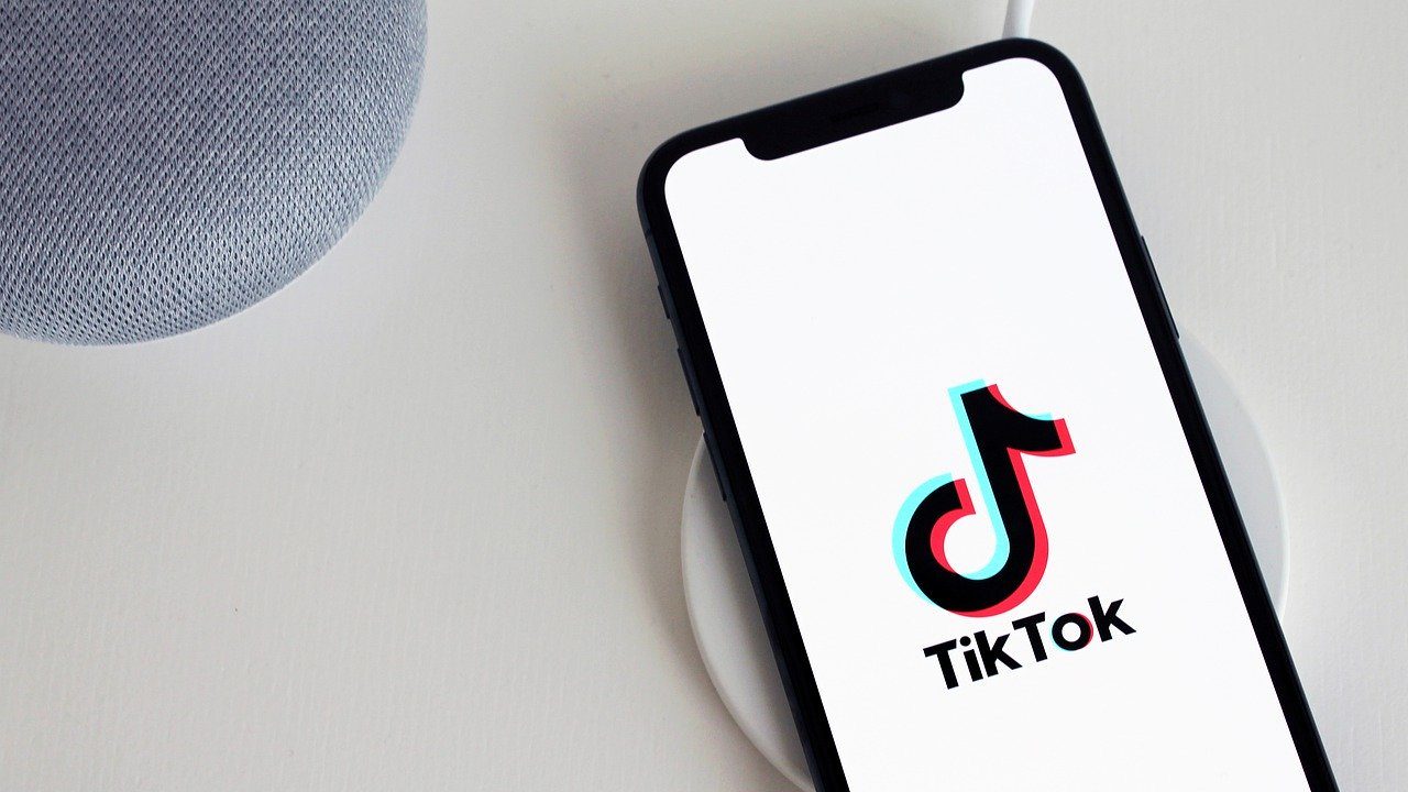 União Europeia classifica TikTok como plataforma de “design viciante”