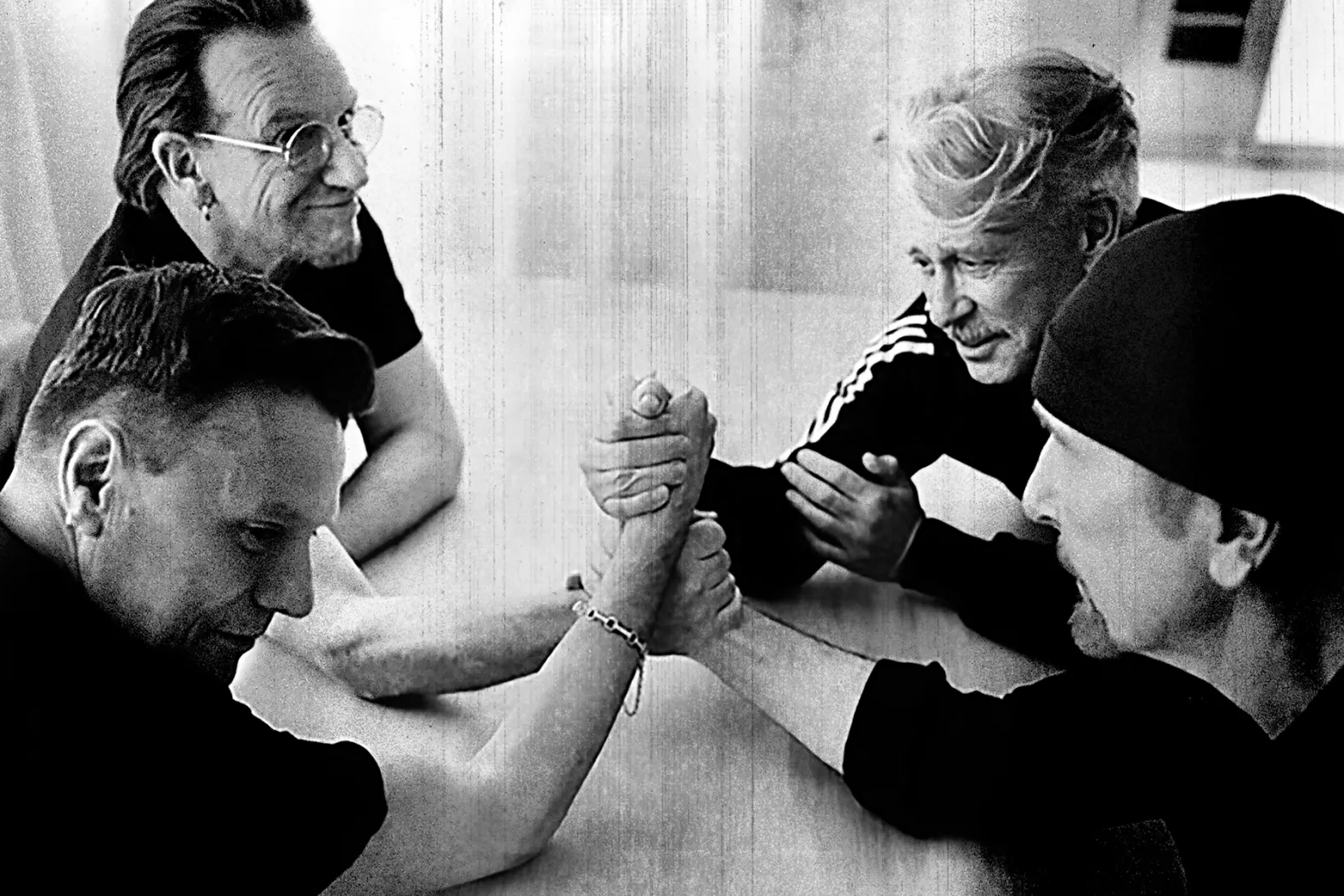 U2 lança EP político sobre conflitos globais e críticas a ICE, Putin e Netanyahu