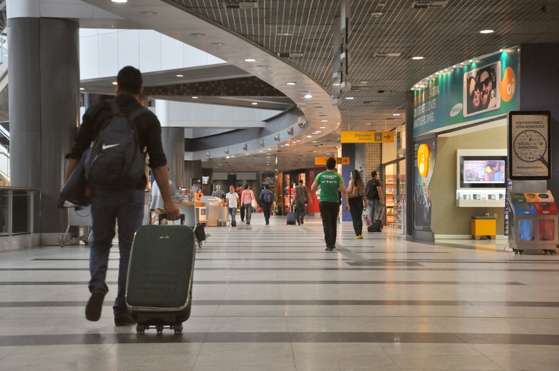 Governo estuda cortar tributos do setor aéreo para conter alta de passagens provocada pela guerra no Irã