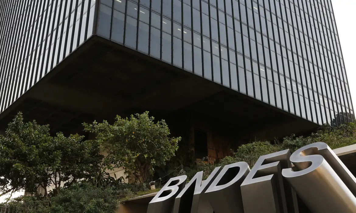 BNDES registra lucro histórico em 2025 e expande crédito a ritmo de R$ 1 bilhão por dia