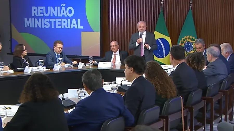 Em meio a saída de ministros com vistas às eleições, Lula confirma Alckmin como vice