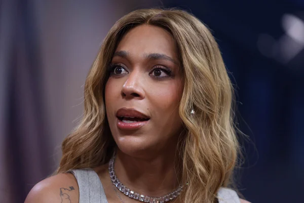 Erika leva Nikolas à AGU por distorção de projeto que criminaliza misoginia