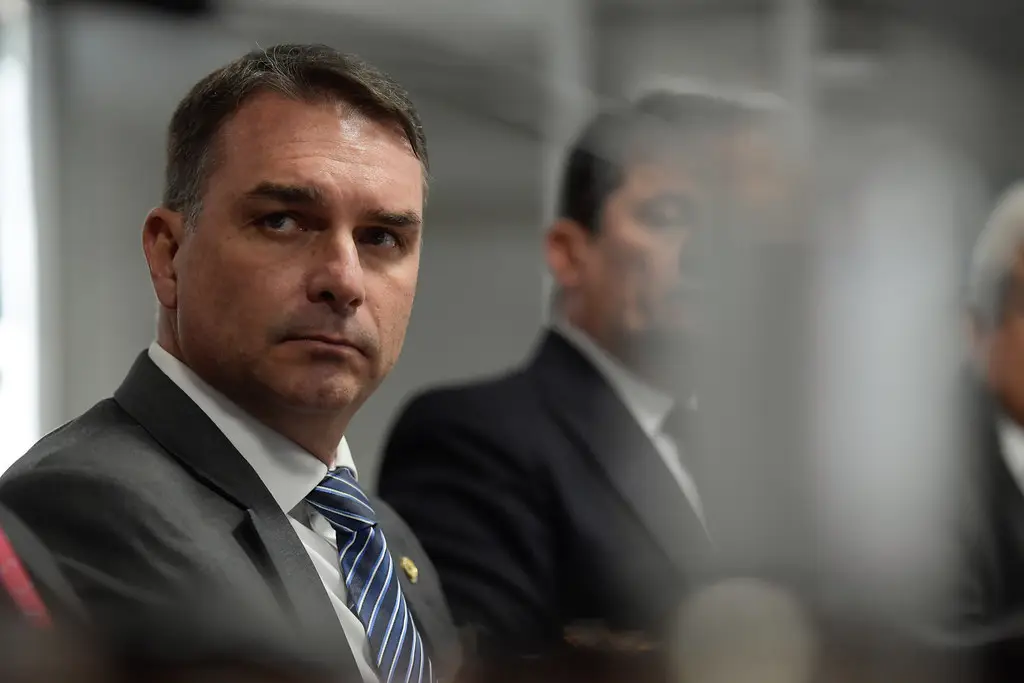É preciso enfrentar Flávio Bolsonaro agora para derrotá-lo nas urnas em outubro