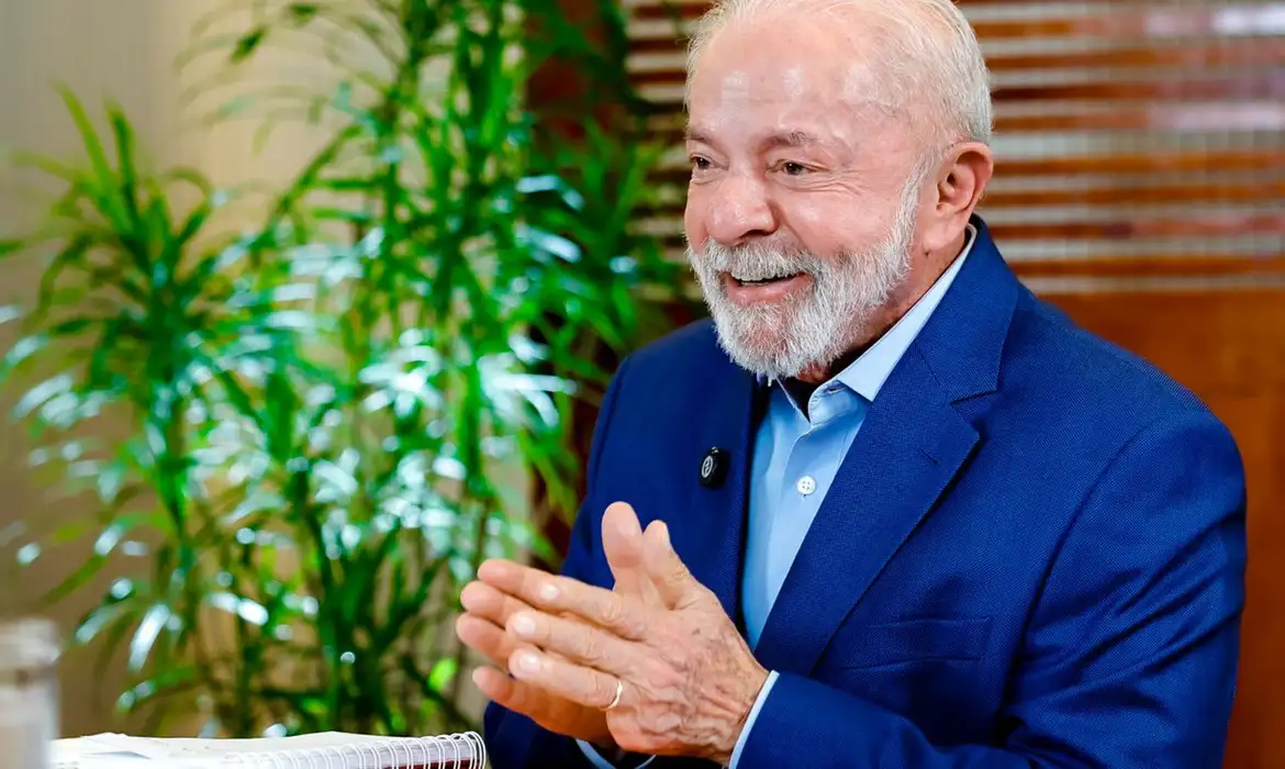 Guerra no Irã desorganiza mercado de petróleo e força reação do governo Lula sobre combustíveis