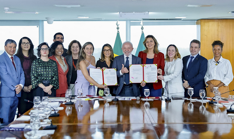 Lula sanciona pacote contra violência de gênero e amplia controle sobre agressores