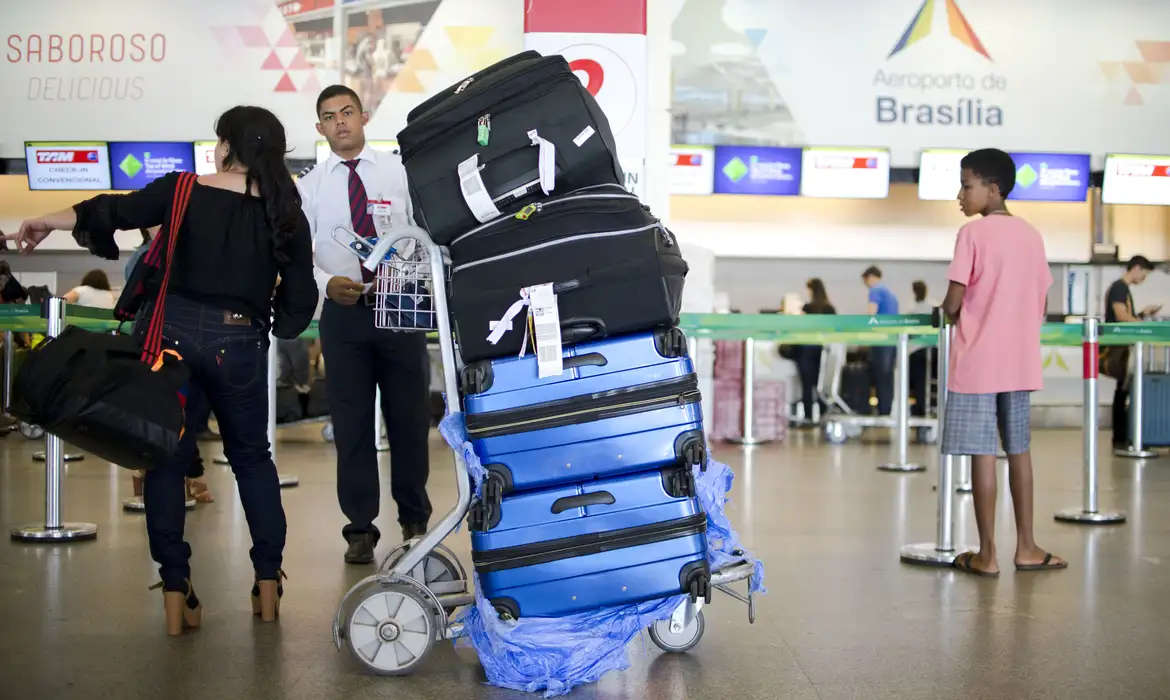 Brasileiros batem recorde de gastos no exterior e ampliam saída de dólares no início de 2026