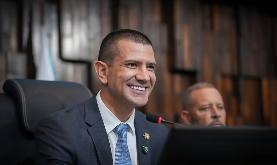 Alerj elege Douglas Ruas após sequência de decisões judiciais e crise institucional no RJ