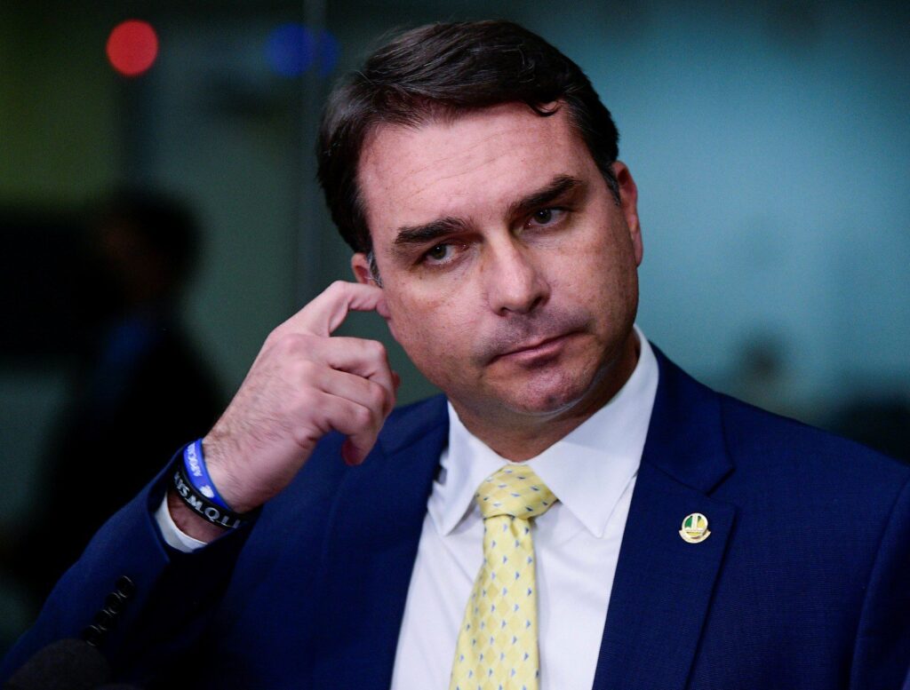 O “pimentaço” de Flávio Bolsonaro: o salário dele subiu 40% em quatro anos, mas ele quer congelar aposentadorias e BPC
