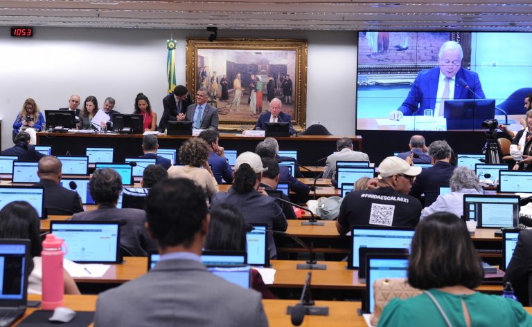 Oposição adia votação da PEC que propõe fim da escala 6×1 na CCJ da Câmara