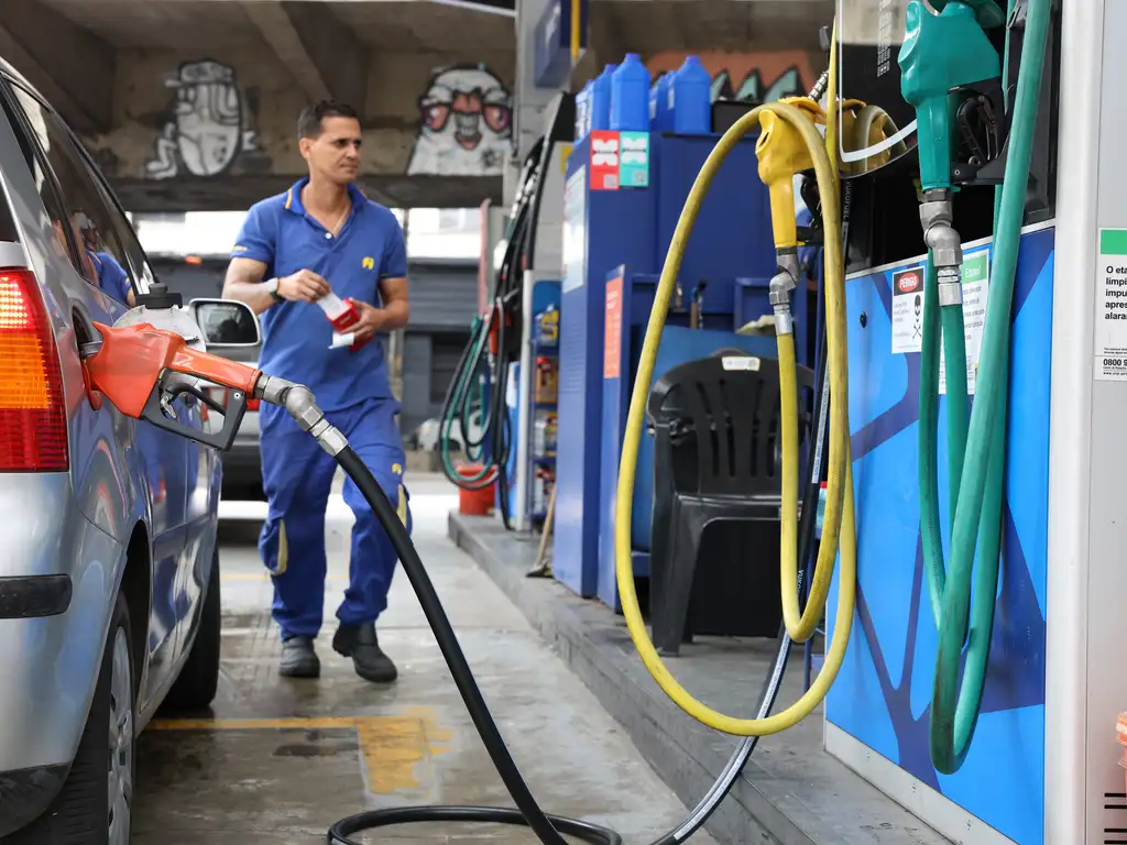 Governo anuncia subsídio para segurar alta da gasolina em meio à pressão do petróleo