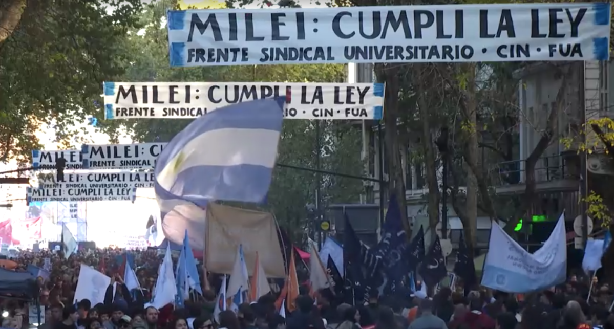 Protestos contra cortes de Milei levam milhares às ruas e ampliam tensão entre governo argentino e universidades