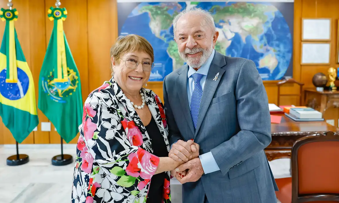 Lula diz que experiência de Michelle Bachelet “a credencia” para liderar a ONU