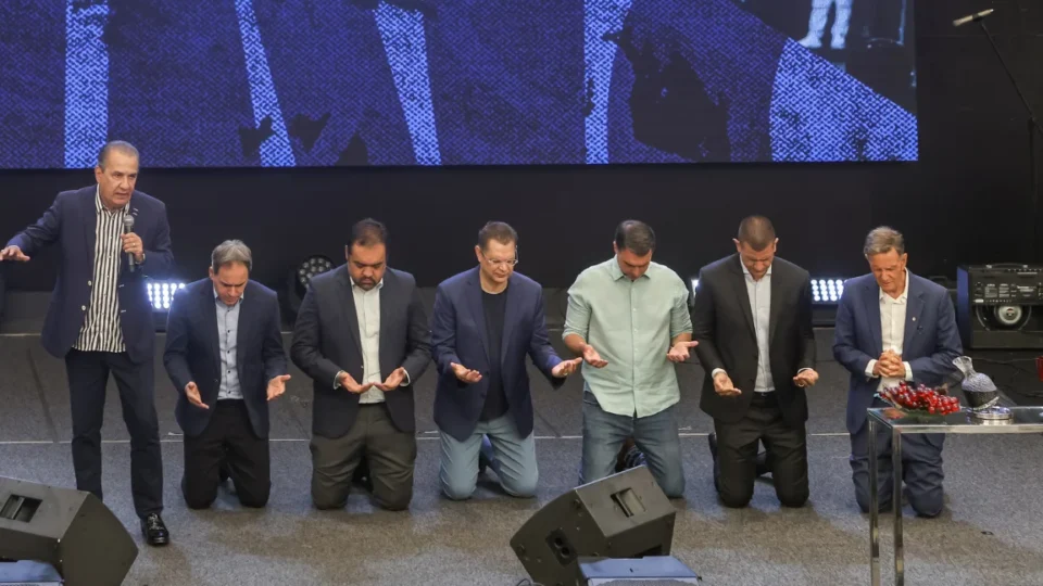 Entidade aciona MP e pede inelegibilidade de Flávio Bolsonaro após culto com Malafaia no Rio