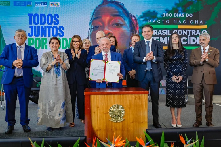 Lula assina pacote de proteção às mulheres com cadastro de agressores e regras para plataformas digitais