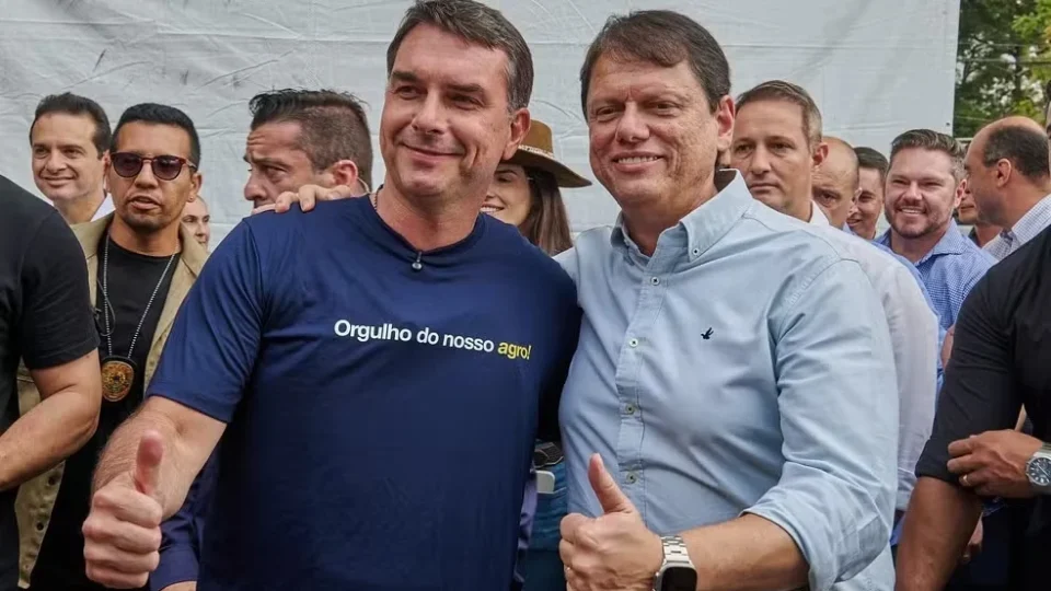 Tarcísio e Flávio Bolsonaro são acionados na PGR por suposta campanha antecipada na Agrishow