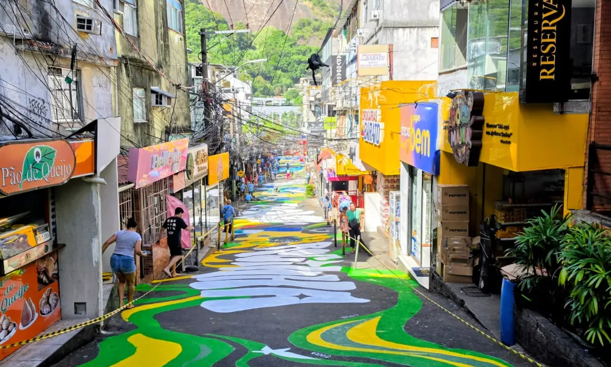 Rocinha transforma Via Ápia em mural gigante para a Copa e resgata tradição das ruas pintadas no Rio