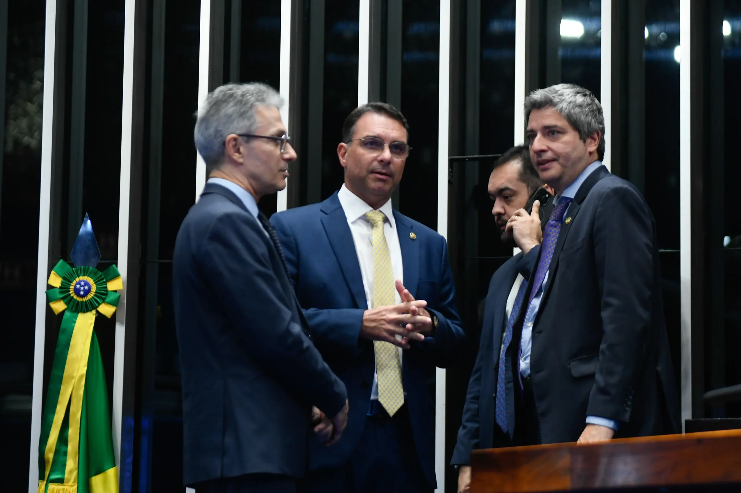 Após caso Vorcaro, Zema rompe com Flávio Bolsonaro e expõe racha na direita