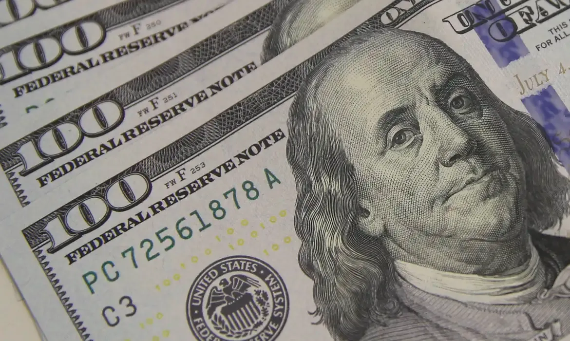 Dólar cai a R$ 4,91, menor valor em 27 meses, em dia de alta da bolsa