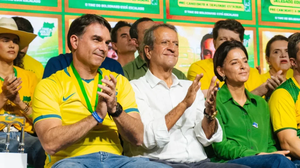 Isolado no Brasil, Flávio Bolsonaro aposta em dancinha com Milei para tirar candidatura das cordas