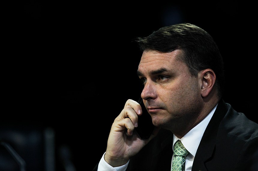 Flávio Bolsonaro promete extinguir reeleição para presidente