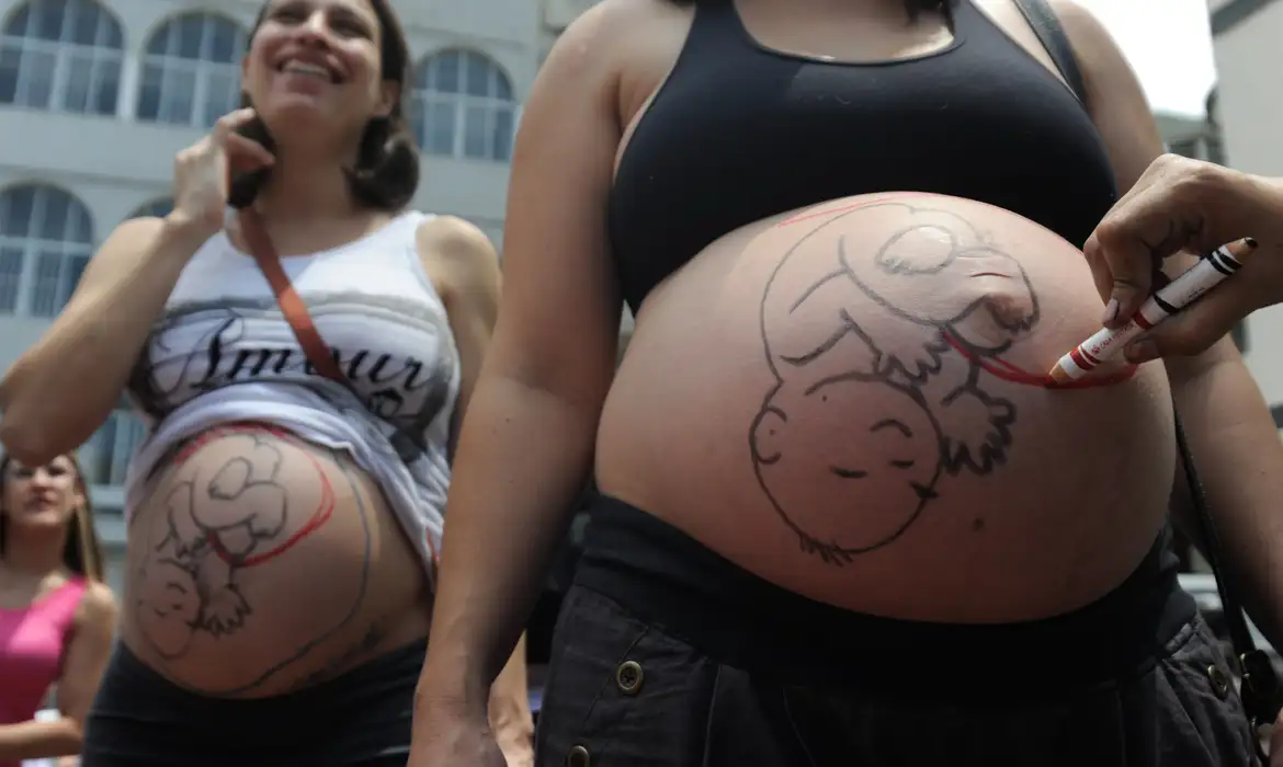 Fatores sociais e estruturais empurram mulheres para cesarianas