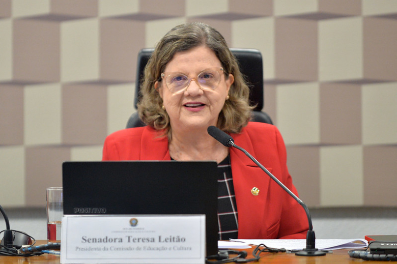 Teresa Leitão assume liderança no Senado e defende fim da jornada 6×1