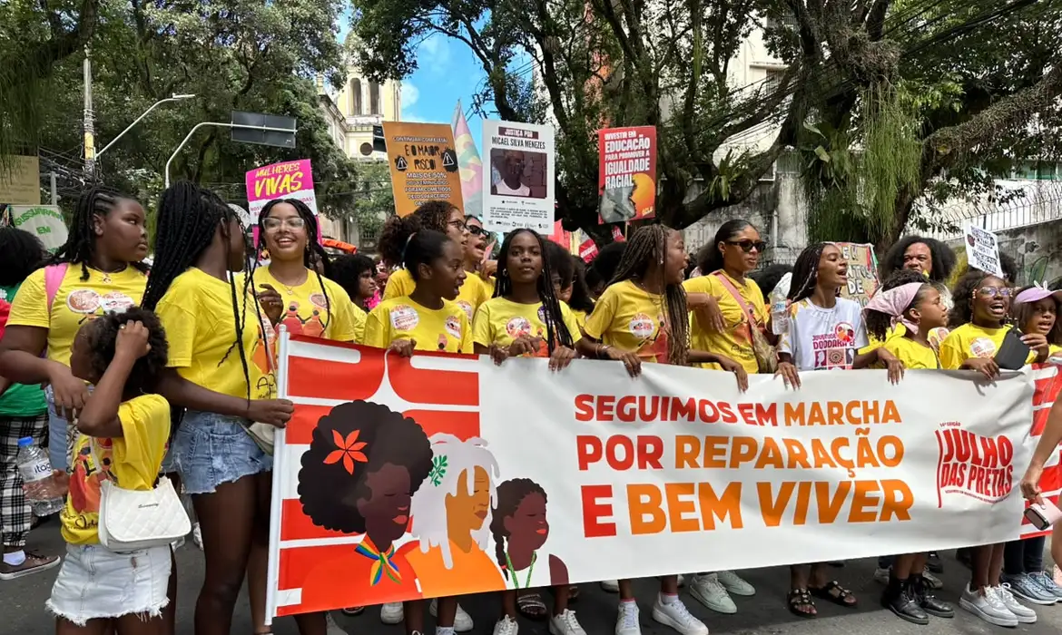 Julho das Pretas: mulheres negras marcham pelas ruas de todo país