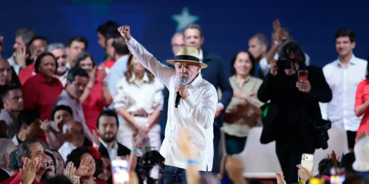 Lula lança estratégias digitais e critica modelo de financiamento partidário em convenção do PT